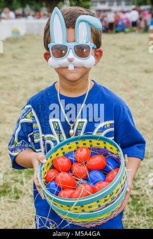 Miami Florida,Hialeah,Milander Park,Easter Egg stravaganza,Fair,communauté hispanique vacances,festive,tradition,chasse aux oeufs en plastique,garçons,enfants enfants de sexe masculin c Banque D'Images