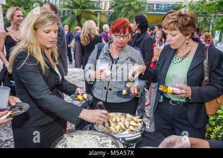 Miami Florida, Bank of America Tower, Sky Terrace, événement social, réseautage, travail, nourriture, buffet style, nourriture, tout ce que vous pouvez manger, adultes femme femmes la Banque D'Images