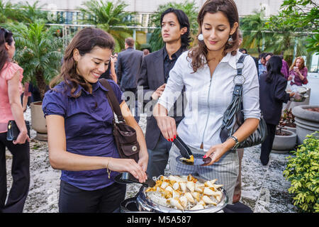 Miami Florida, Bank of America Tower, Sky Terrace, événement social, réseautage, travail, nourriture, buffet style, nourriture, tout ce que vous pouvez manger, hispanique latin Latino ethnie immig Banque D'Images