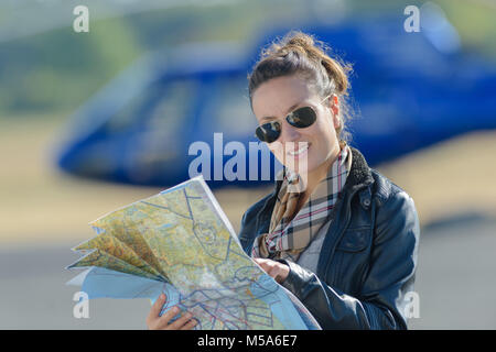 Femme pilote avec carte de l'airplane cockpit Banque D'Images