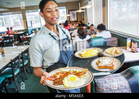 Floride, Hialeah Gardens, Denny's, restaurant restaurants repas café cafés, femme noire femmes, serveur serveuse intérieur employé, sert, nourriture, p Banque D'Images