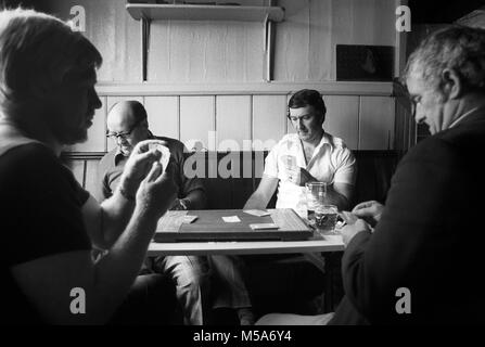 Royaume-uni, Angleterre, Cheshire, Congleton, Pub, jeux jeu de cribbage les hommes du Coach et les chevaux dans les années 1970, pub Banque D'Images