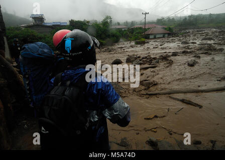 L'Indonésie. Feb 21, 2018. Lave froide inondations en raison de l'éruption du mont Sinabung, frapper le sigarang garang village, dans le district de Karo, de Sumatra du nord. comme dans photo certains villageois jusqu'à la lave froide dans l'inondation de la rivière borus lau. Credit : Sabirin Manurung/Pacific Press/Alamy Live News Banque D'Images