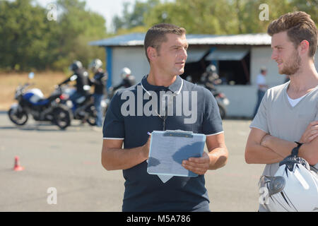 Jeune garçon avec l'instructeur de conduite prenant des leçons Banque D'Images