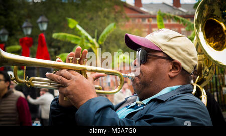 Homme jouant de la trompette dans un groupe de jazz traditionnel à l'extérieur de la cathédrale St Louis, New Orleans French Quarter, Louisiane, Etats-Unis Banque D'Images