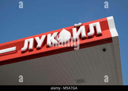 Le géant pétrolier russe Lukoil, l'affichage à l'une de ses stations-service, la Russie. Inscription en cyrillique. Banque D'Images