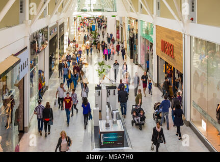 Centre commercial, le centre commercial Liffey Valley, à l'extérieur de Dublin, Irlande occupé par les clients Banque D'Images