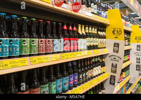 Bière artisanale sur une étagère de supermarché, Irlande Banque D'Images