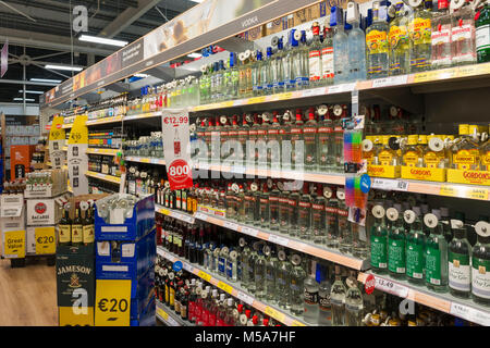 Bouteilles de spiritueux alcool en vente sur une étagère de supermarché, Irlande Banque D'Images