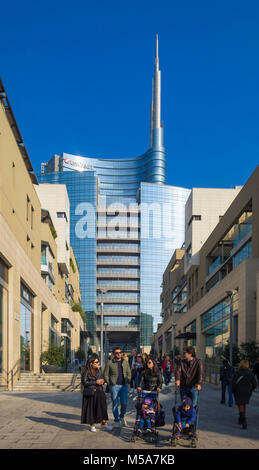 Les gens qui marchent dans le quartier des affaires de Porta Nuova, Milan, Italie Banque D'Images