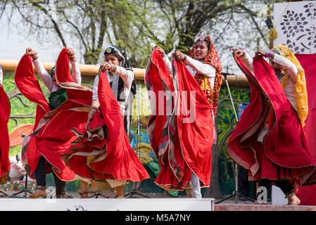 Les filles indiennes traditionnelles de la scène folk dance sur scène Banque D'Images