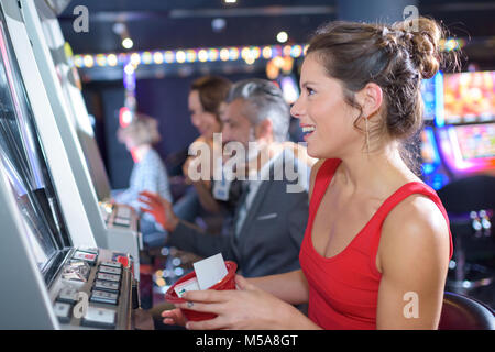 Femme jouant des machines à sous dans l'excalibur Hotel and Casino Banque D'Images