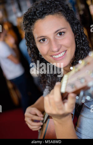 Jeune et belle fille rock jouant de la guitare électrique Banque D'Images