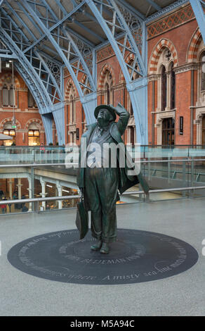 Statue de Sir John Betjeman, poète, à St Pancras Station, London Banque D'Images