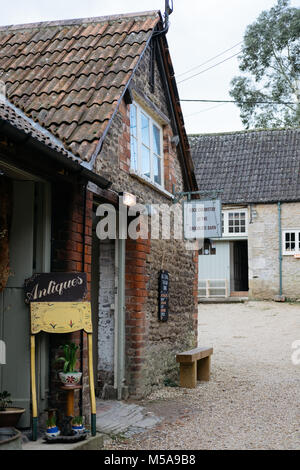 Façade de Coco la chimie, un petit lot-chocolatiers artisanaux primé, dans le National Trust village de Lacock, Wiltshire, Royaume-Uni. Banque D'Images