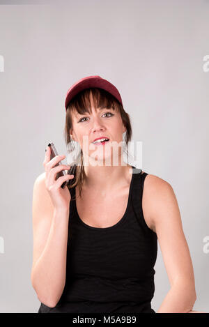 Femme portant un chapeau et l'utilisation d'un téléphone mobile Banque D'Images