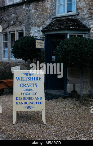 Vitrine et enseigne à l'extérieur de l'artisanat, Wiltshire petite coopérative des artisans locaux dans le village de Lacock, National Trust, Royaume-Uni. Banque D'Images