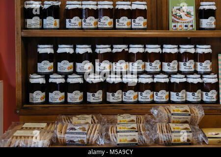 LACOCK, UK - février 04, 2018 : marmelade de fabrication locale et des biscuits pour vendre à Lacock, un village et une paroisse civile du comté de Wiltshire, E Banque D'Images