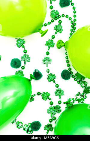 St Patrick's day background avec décorations clover leaf shamrock vert Banque D'Images