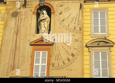 Parme (Italie), avant de l'hôtel de ville avec l'horloge cadran solaire Banque D'Images