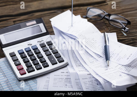 Portrait de calculatrice et stylo sur réception in Office Banque D'Images