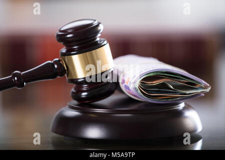 Close-up of Gavel et de billets, dans la salle d'audience Banque D'Images