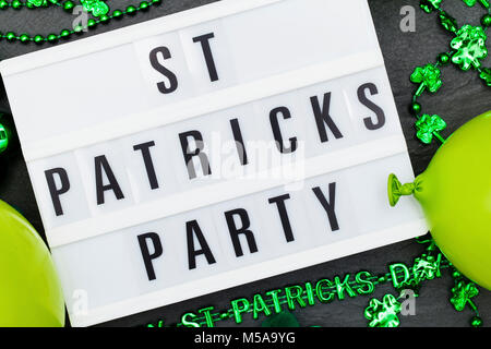 St Patrick's Day party.jpg message avec décorations vert Banque D'Images