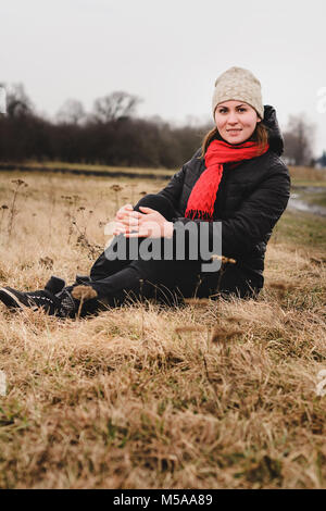 Photo d'une belle jeune fille en ruines sur fond de murs de brique dans une veste et le pantalon. Dans la photo il y a une tonalité froide. Banque D'Images