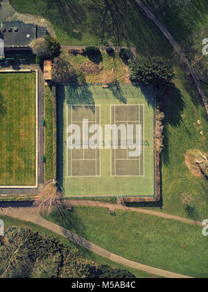 Vue aérienne de tennis sur une journée ensoleillée, filets visibles dans shadow Banque D'Images