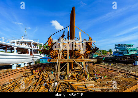 Travailleurs en chantier. Construction navale ,( ship building) Grand navire sur cale sèche flottante dans un chantier naval, de l'île de Phu Quoc, Vietnam, Kien Giang Banque D'Images