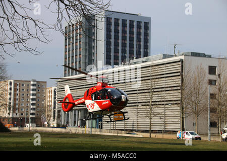 Magdeburg, Allemagne - 21 Février 2018 : Lancement de l'hélicoptère de sauvetage Christoph 36 à Magdebourg, en Allemagne. L'Airbus H 135 fait partie de l'hélicoptère Banque D'Images