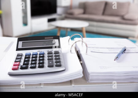 Close-up de calculatrice et documents sur le lieu de travail Banque D'Images