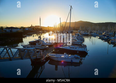 Hendaye, France - le 28 janvier 2018. Yachts amarrés au port de plaisance, le port de loisirs d'Hendaye, Aquitaine, Pyrénées Atlantiques, France. Banque D'Images