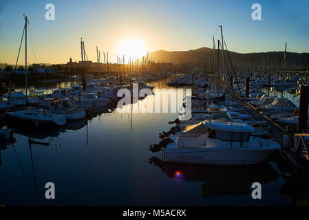 Hendaye, France - le 28 janvier 2018. Yachts amarrés au port de plaisance, le port de loisirs d'Hendaye, Aquitaine, Pyrénées Atlantiques, France. Banque D'Images