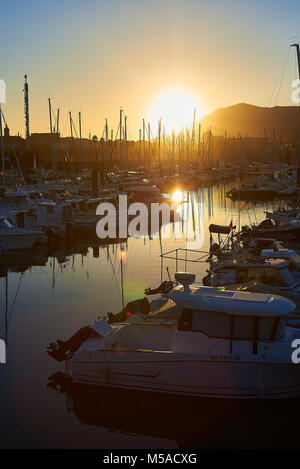 Hendaye, France - le 28 janvier 2018. Yachts amarrés au port de plaisance, le port de loisirs d'Hendaye, Aquitaine, Pyrénées Atlantiques, France. Banque D'Images