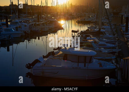 Hendaye, France - le 28 janvier 2018. Yachts amarrés au port de plaisance, le port de loisirs d'Hendaye, Aquitaine, Pyrénées Atlantiques, France. Banque D'Images