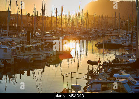 Hendaye, France - le 28 janvier 2018. Yachts amarrés au port de plaisance, le port de loisirs d'Hendaye, Aquitaine, Pyrénées Atlantiques, France. Banque D'Images