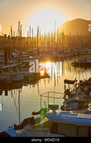 Hendaye, France - le 28 janvier 2018. Yachts amarrés au port de plaisance, le port de loisirs d'Hendaye, Aquitaine, Pyrénées Atlantiques, France. Banque D'Images