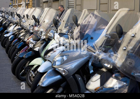 Une ligne de garé les scooters dans la Via dei Pescioni, Florence, Toscane, Italie Banque D'Images