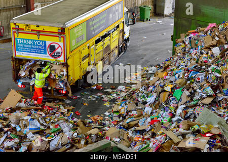 Déchets de post-consommation, le papier et le carton, l'usine de recyclage mis en recouvrement par camion, UK Banque D'Images