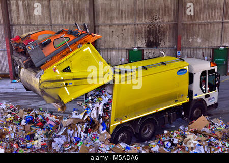 Déchets de post-consommation, le papier et le carton, l'usine de recyclage mis en recouvrement par camion, UK Banque D'Images