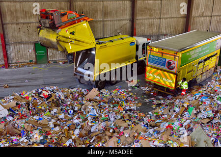 Déchets de post-consommation, le papier et le carton, l'usine de recyclage mis en recouvrement par camion, UK Banque D'Images