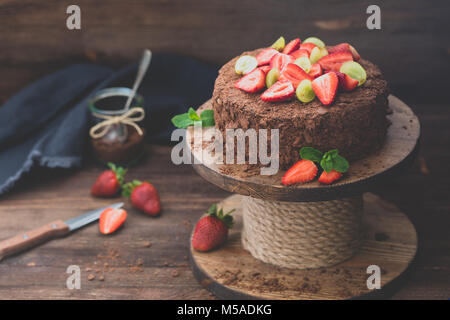 Gâteau au chocolat russe Napoléon aux fraises sur le fond de bois Banque D'Images