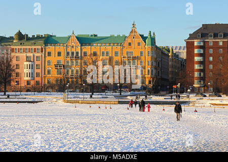 HELSINKI, FINLANDE - le 21 février 2018 : Les gens de marcher sur la mer gelée, près de la rive d'Helsinki, Finlande. En raison de la période de froid de février 201 Banque D'Images