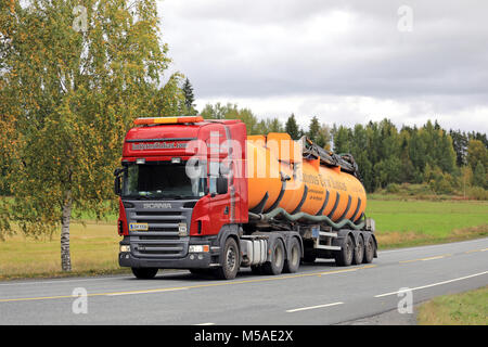 JOKIOINEN, FINLANDE - le 15 septembre 2017 : Scania R620 camion citerne à lisier de Kuljetus Tero Liukas se déplace le long de la route un jour de l'automne. Banque D'Images