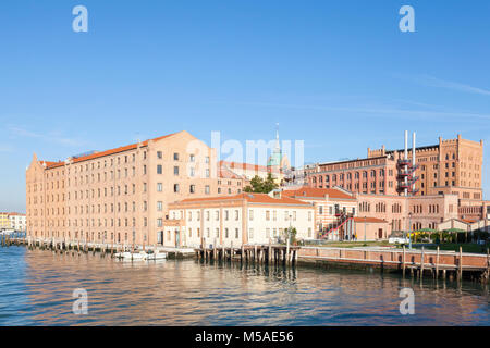 L'hôtel Molino Stucky, un ancien moulin à farine historique, l''île de Giudecca, Venise, Vénétie, Italie à partir de la ponte en Lavraneri lumière du soir. Banque D'Images