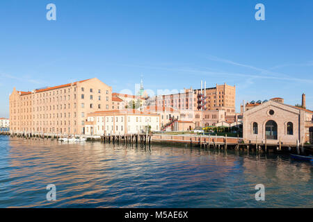 L'hôtel Hilton Molino Stucky hôtel le soir lumière, Venise, Vénétie, Italie à partir de la ponte Lavraneri, île de Giudecca. Cet hôtel de luxe est une farine converti m Banque D'Images