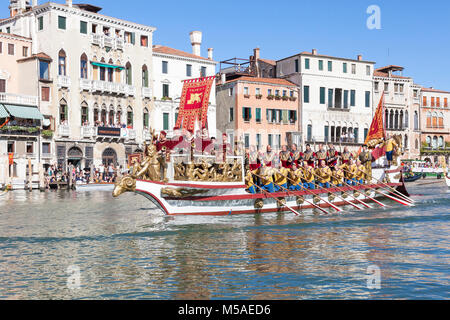 La Serenissima, le Bucintoro historique bateau transportant les Doges durant la Regata Storica, Venise, Vénétie, Italie sur le Grand Canal à Cannaregio Banque D'Images