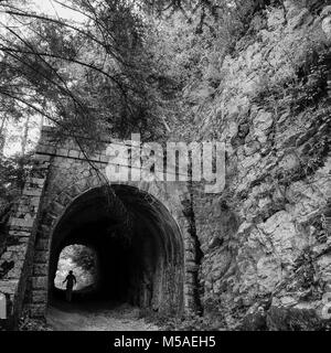 Marcher à travers un tunnel sur le sentier menant au Mont Revard, Savoie, France Banque D'Images