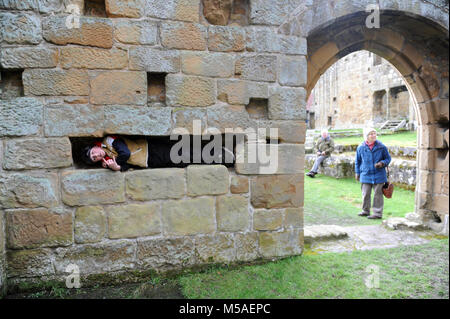 Les grands-parents avec petit-fils à la Mount Grace Priory, North Yorkshire, Angleterre Banque D'Images